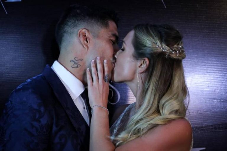 Sofía Balbi y su marido, futbolista de FC Barça Luis Suárez, renuevan el beso de su boda