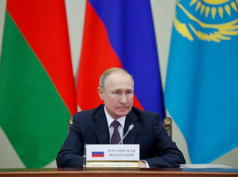 Moscú defiende su censura de internet en Rusia, el «interNiet» y venta de Smartphones