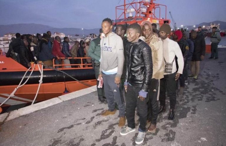 Llegan a España en patera 90 inmigrantes recogidos en la isla de Alborán