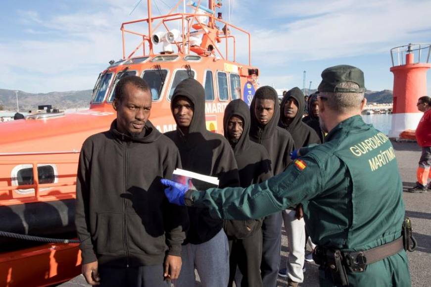 FOTOGRAFÍA. MOTRIL (GRANADA) ESPAÑA, 25.12.2019. Efectivos de la Guardia Civil y miembros de Salvamento Marítimo reciben a varios inmigrantes, MENAS. Efe