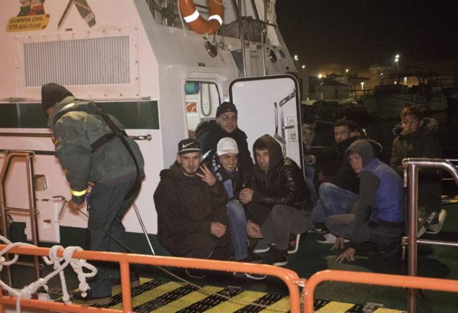 FOTOGRAFÍA. MOTRIL (GRANADA) ESPAÑA, 26.12.2019. Agentes del Servicio Marítimo de la Guardia Civil han trasladado a Motril a 10 inmigrantes de origen magrebí un (MENA). Efe