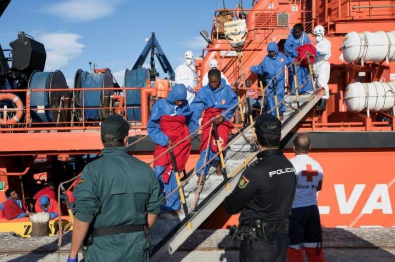 Llegan a España en patera 93 inmigrantes