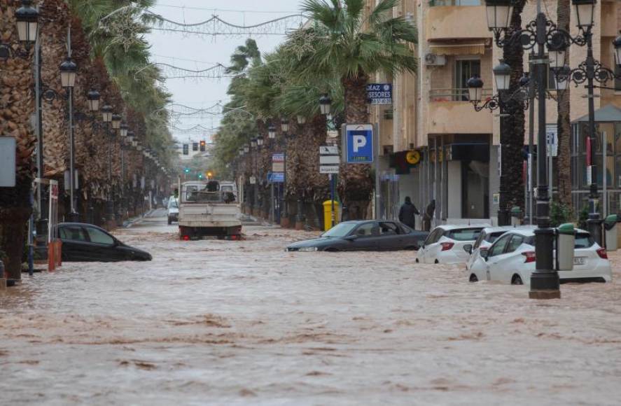 FOTOGRAFÍA. MURCIA (ESPAÑA), 03.12.2019. Vista general de la avenida de la Libertad de Los Alcázares, inundada por las intensas lluvias. Efe FOTOGRAFÍA. MURCIA (ESPAÑA), 03.12.2019. Vista general de la avenida de la Libertad de Los Alcázares, inundada por las intensas lluvias caídas esta noche, de más de cien litros por metro cuadrado. Efe