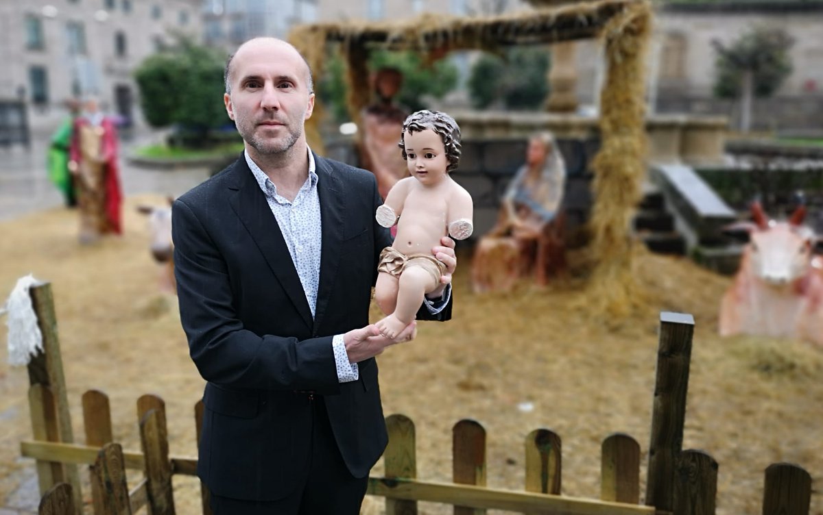 FOTOGRAFÍA. ORENSE ESPAÑA, 23.12.2019. El polémico belén de Orense, por humillante e insultante sufre otro rechazo de los vecinos. El alcalde de Orense con muñeco Jesús. Ñ Pueblo