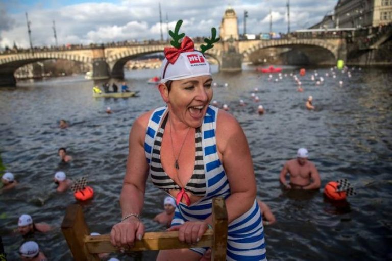 400 nadadores se lanzan al gélido río Moldava en Praga