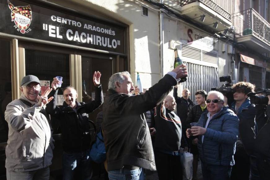 FOTOGRAFÍA. REUS (ESPAÑA), 22.12.2019. Un grupo de personas celebran haber sido agraciados con el número 26590 el Gordo de Navidad, que ha sido vendido. Efe