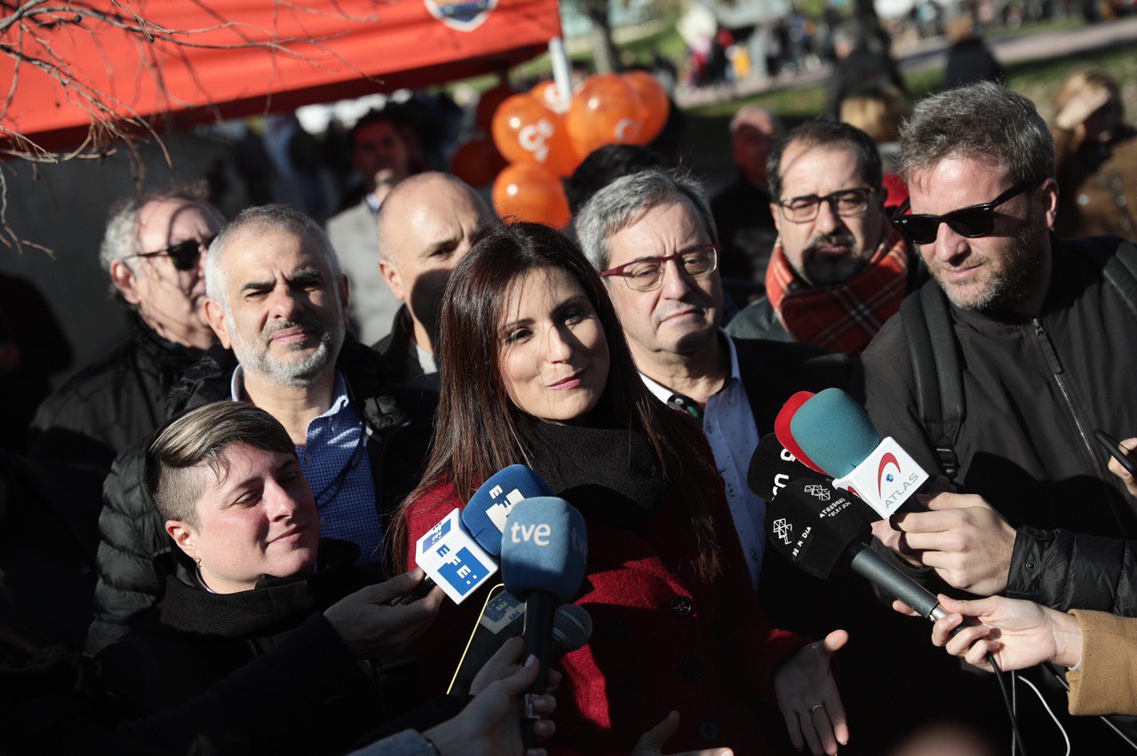 FOTOGRAFÍA. SAN BAUDILIO DE LLOBREGAT (BARCELONA) ESPAÑA), 08.12.2019. La líder de Ciudadanos en Cataluña, Lorena Roldán (c). Ñ Pueblo