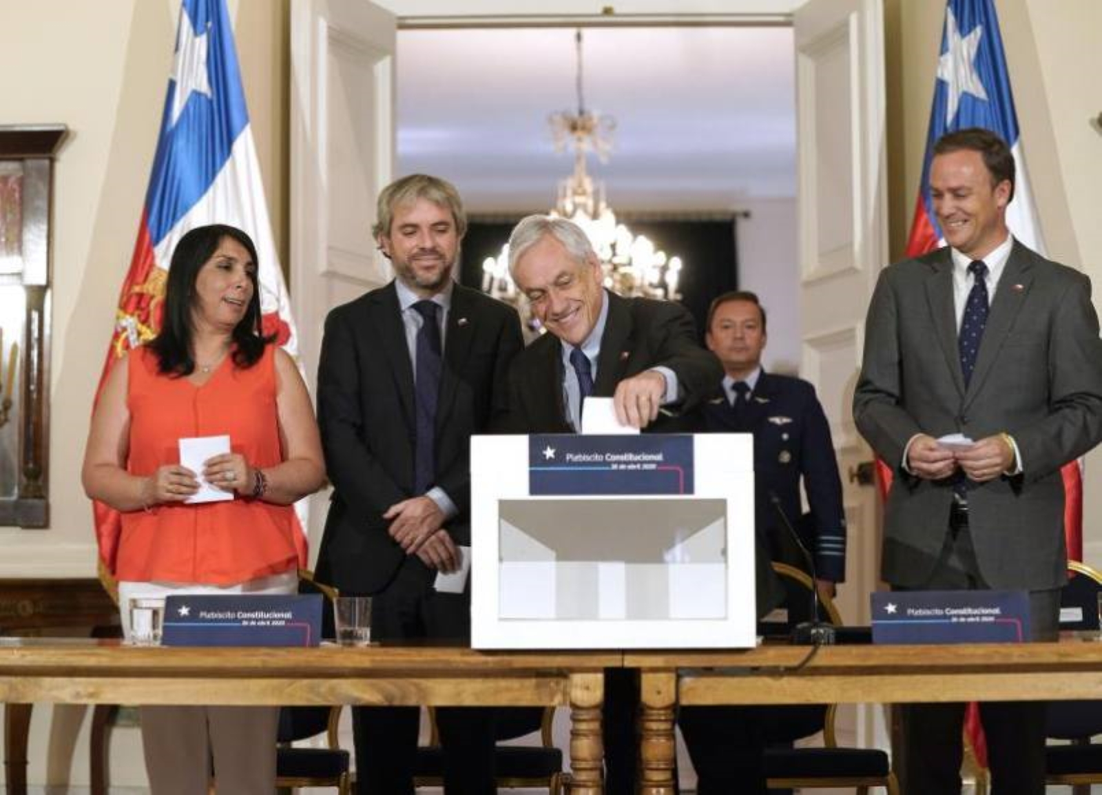 FOTOGRAFÍA. SANTIAGO DE CHILE (CHILE), 27.12.2019. Fotografía cedida por la Presidencia de Chile que muestra al presidente Sebastián Piñera (c-d). Efe