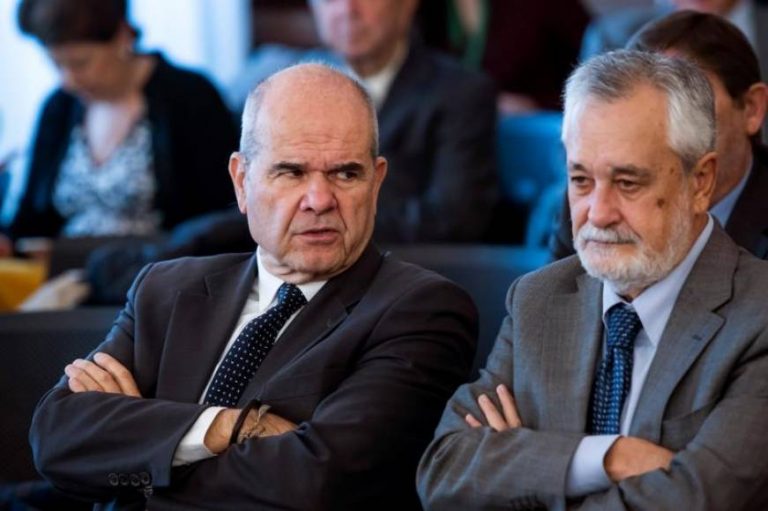FOTOGRAFÍA. SEVILLA (ESPAÑA), 03 DE DICIEMBRE DE 2019. Los expresidentes socialistas del gobierno autonómico de la Junta de Andalucía, Manuel Chaves (i) y José Antonio Griñán (d), hoy en la sala de la Audiencia de Sevilla en el juicio. Efe