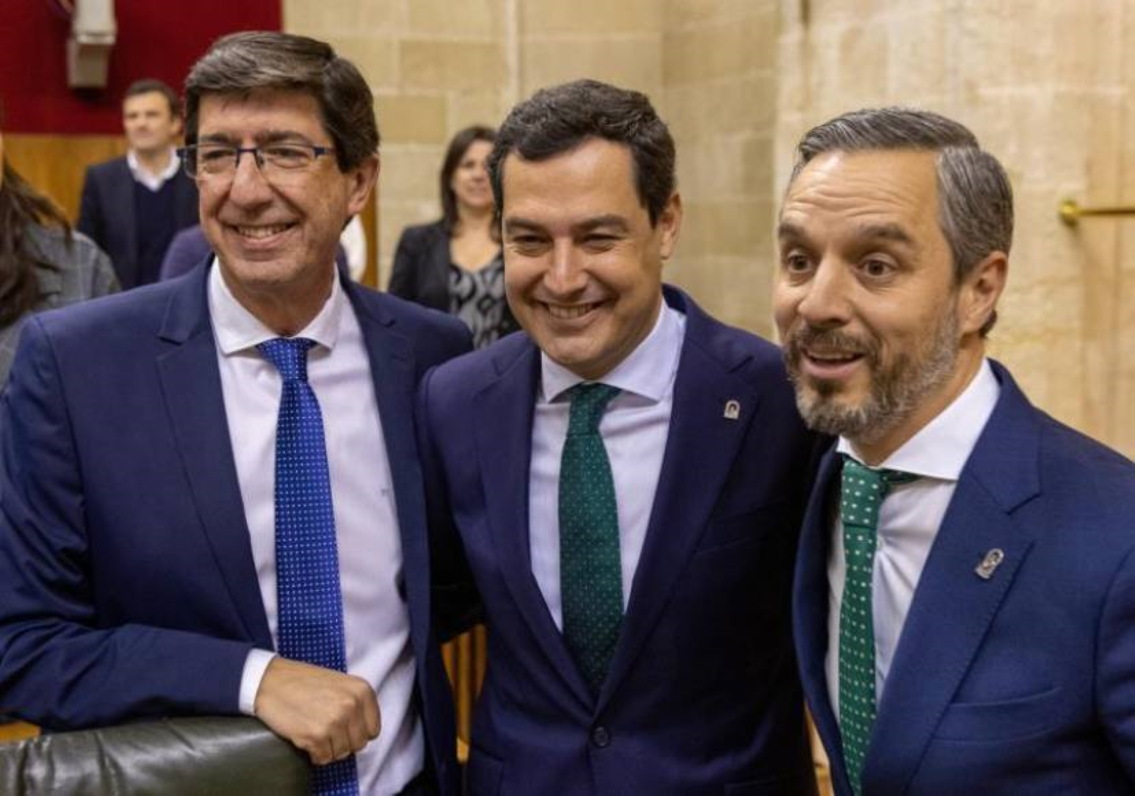 FOTOGRAFÍA. SEVILLA (ESPAÑA), 12.12.2019. El presidente andaluz, Juanma Moreno (c), junto al vicepresidente Juan Marín (i), felicitan al consejero de Hacienda, Juan Bravo (d). Efe