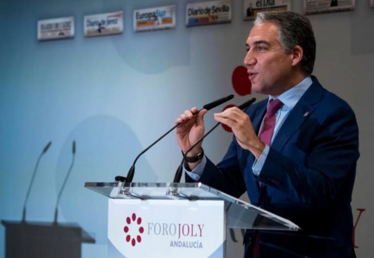 Andalucía considera «fraude» las banderas del socialismo durante 40 años en la región