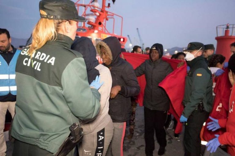 Llegan en patera a España 11 inmigrantes magrebíes