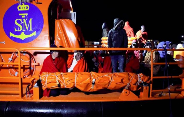 Llegan a España 52 inmigrantes a bordo de un cayuco, entre ellos 14 (MENAS)