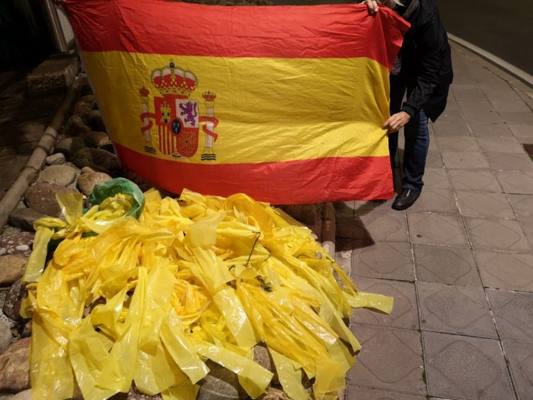 Operación «Feliz Navidad Lazis» limpia Tarragona de lazos separatistas y posa po España