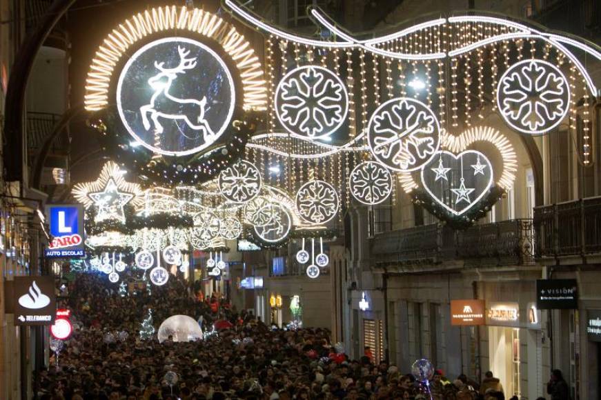 FOTOGRAFÍA. VIGO (ESPAÑA), 26.12.2019. Vista de las luces de navidad de Vigo (Galicia) España. Según defiende el alcalde de esa ciudad, Abel caballero, las 10.000.000 de luces LED. Efe (2)