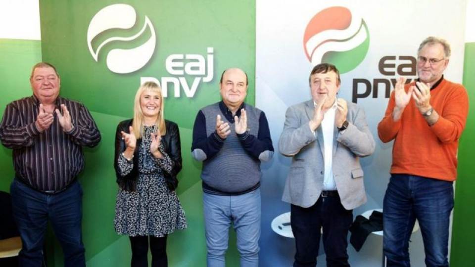 FOTOGRAFÍA. VILLANUEVA DE VALDEGOBIA (ÁLAVA) ESPAÑA, 30.11.2019. El presidente del PNV, Andoni Ortuzar (c), y su homólogo en Álava, José Antonio Suso (2ºd). Efe