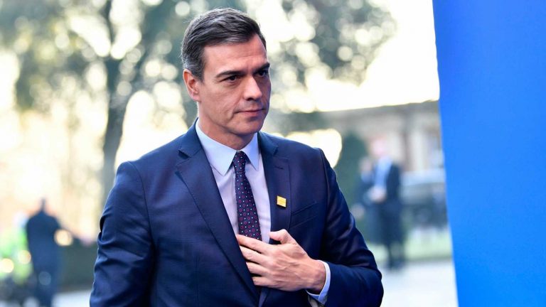 La «Policía Política» del Gobierno Sánchez-Iglesias prohíbe exhibir la bandera de España en España