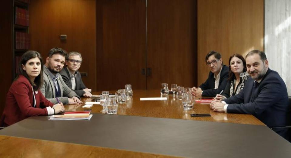 Los negociadores del PSOE y ERC José Luis Ábalos (d), Adriana Lastra (2d) y Salvador Illa (3d), y de ERC, Marta Vilalta (i), Gabriel Rufián (2i) y Josep Maria Jové (3i). Efe