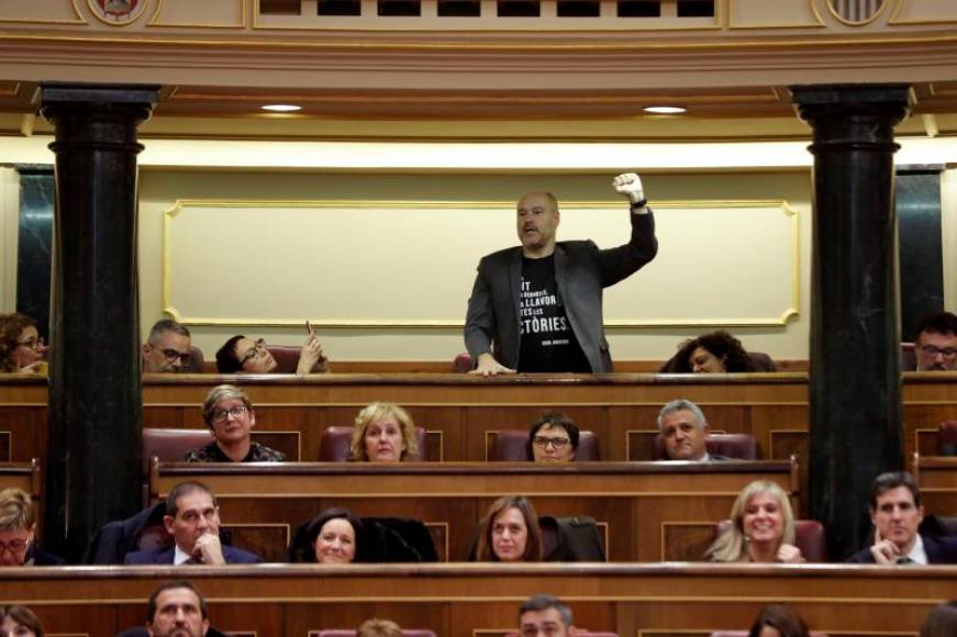OTOGRAFÍA. CONGRESO DE LOS DIPUTADOS (MADRID) ESPAÑA, 03.12.2019. El diputado de ERC, Jordi Salvador i Duch (c) protesta durante un momento de las votaciones a la Mesa del Congreso. Efe