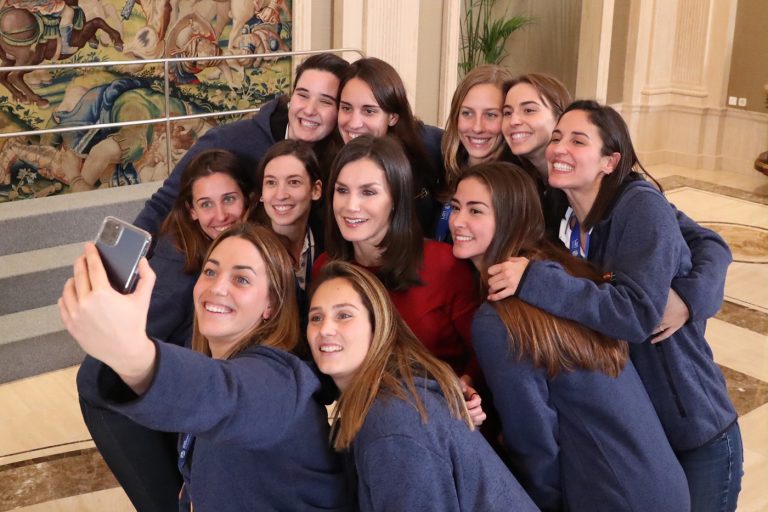 Los reyes de España reciben a las españolas campeonas de Europa y los subcampeones