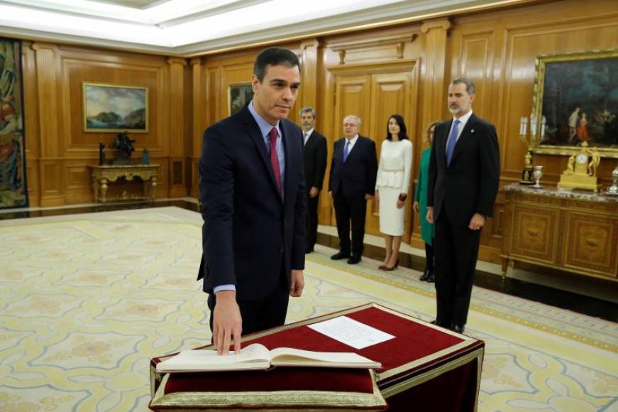 FOTOGRAFÍA. 08.01.2020. Pedro Sánchez (i) promete ante el rey Felipe VI (d) su cargo de presidente del Gobierno, esta mañana en el Palacio de la Zarzuela.. Efe