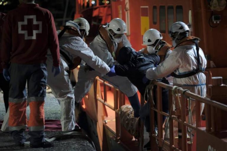 Llegan a Canarias 82 inmigrantes en dos barcazas tras varios días en travesía