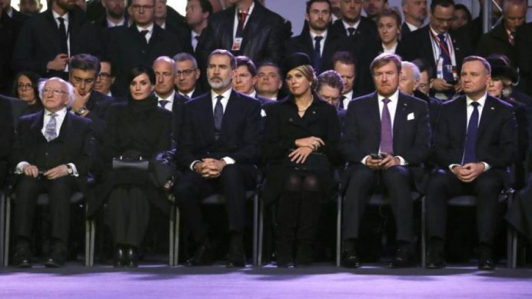 Los reyes de España homenajean en Auschwitz a las víctimas del Holocausto