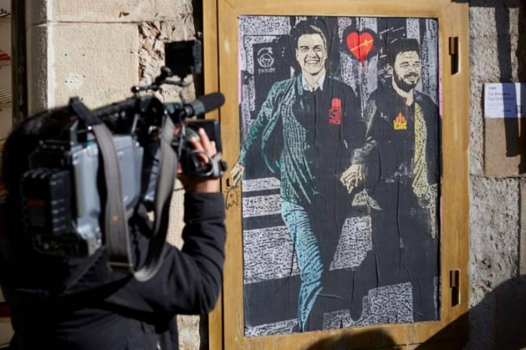 La relación sentimental «Sánchez y Rufián», cogidos de la mano, en obra callejera de Tvboy