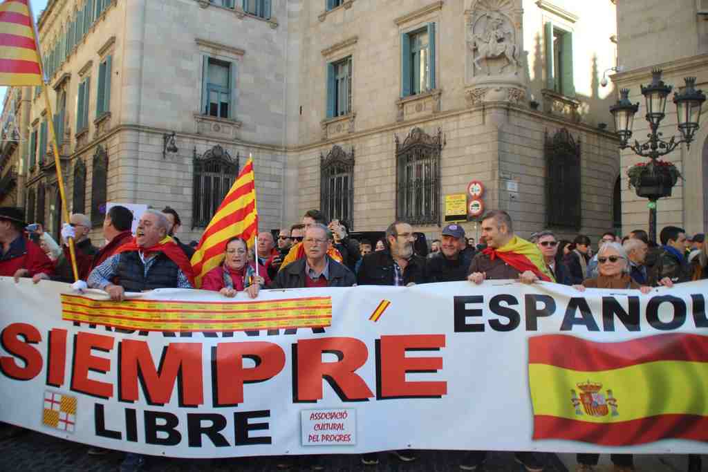 FOTOGRAFÍA. BARCELONA (ESPAÑA), 12.01.2020. Unos de los carteles con foto del presidente de Gobierno de España dice «Sánchez traidor» Ñ Pueblo (2)