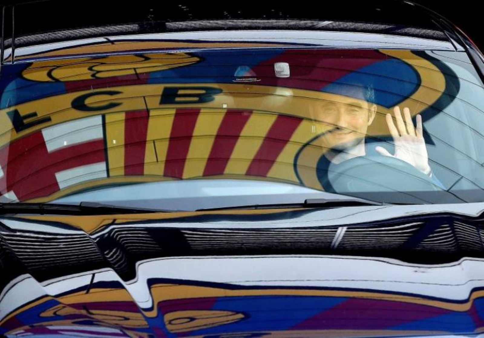 FOTOGRAFÍA. BARCELONA (ESPAÑA), 13.01.2020. El ya exentrenador del FC Barcelona Ernesto Valverde sale de la ciudad deportiva Joan Gamper tras el entrenamiento del equipo de este lunes. Efe