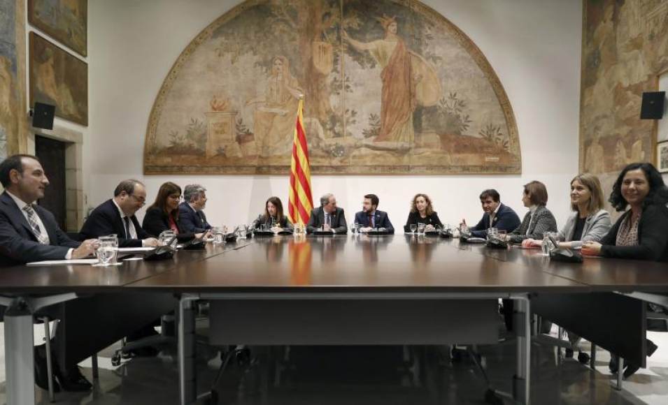 FOTOGRAFÍA. BARCELONA (ESPAÑA), 17.01.2020. El inhabilitado expresidente de la Generalidad de Cataluña, Joaquim Torra Pla (Quim Torra) (c). efe