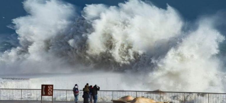 El fuerte temporal de Levante que azota Cataluña deja registros históricos de oleaje