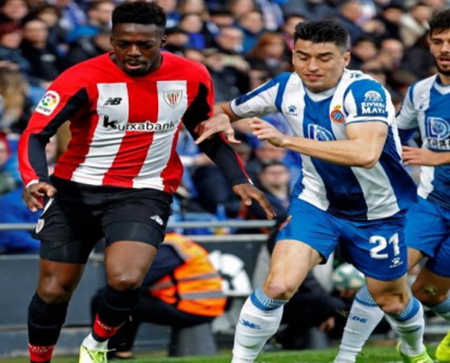 FOTOGRAFÍA. BARCELONA (ESPAÑA), 25.01.2020. El delantero del Athletic de Bilbao, Iñaki Williams (i) y el jugador del Espanyol Marc Roca (d), en el RCDE Stadium. Efe