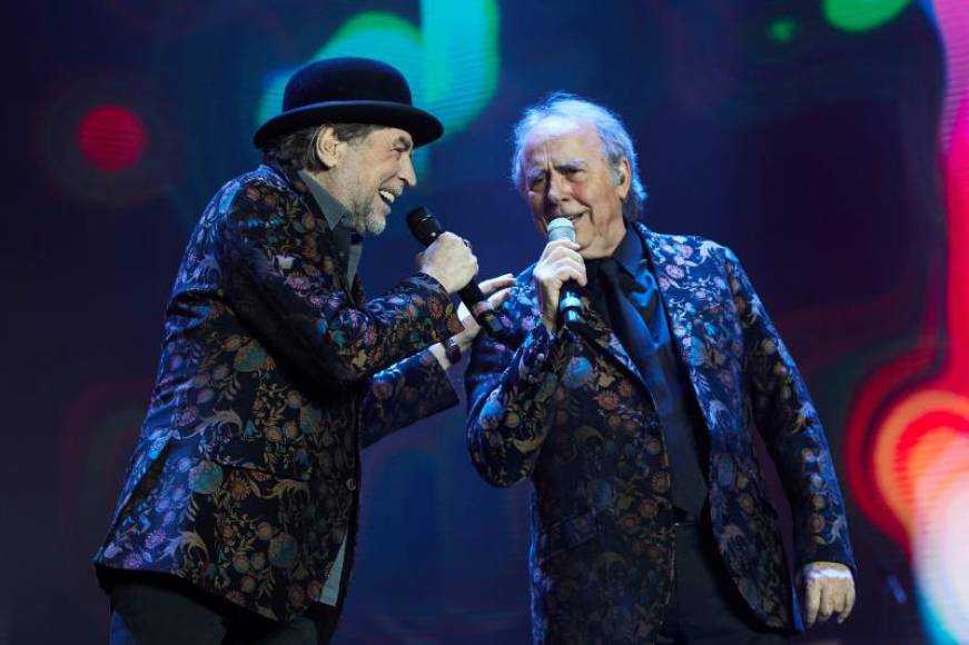 FOTOGRAFÍA. BARCELONA (ESPAÑA), 26.01.2020. Joan Manuel Serrat (d) y Joaquín Sabina, Palau Sant Jordi, en Barcelona, dentro de su gira Serrat y Sabina. No hay dos sin tres. Efe