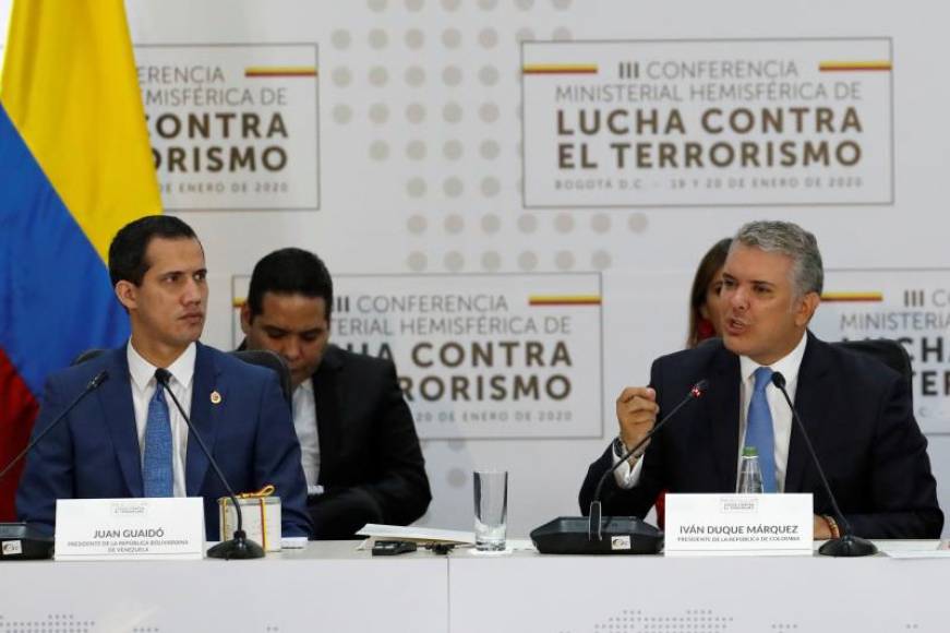 FOTOGRAFÍA. BOGOTÁ (COLOMBIA), 20.01.2020. El presidente de Colombia, Iván Duque (d), habla junto al jefe de la Asamblea Nacional de Venezuela, Juan Guaidó (i). Efeç
