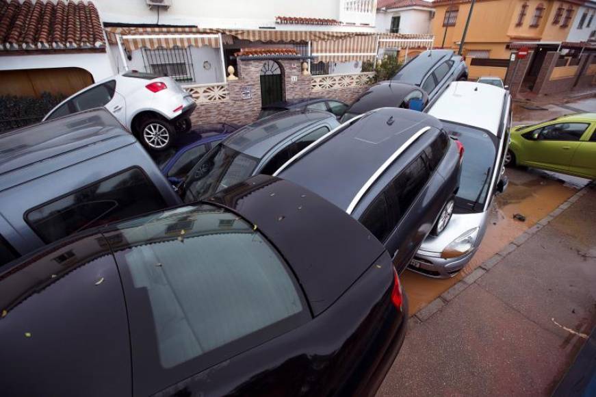 FOTOGRAFÍA. CAMPANILLAS (MÁLAGA) ESPAÑA, 25.01.2020. Coches amontonados frente a una casa este sábado en el distrito de Campanillas, Málaga. Efe