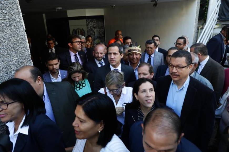FOTOGRAFÍA. CARACAS (VENEZUELA), 07.01.2020. El líder opositor venezolano Juan Guaidó (c) se dirige este martes al Palacio Federal Legislativo en Caracas (Venezuela). Efe