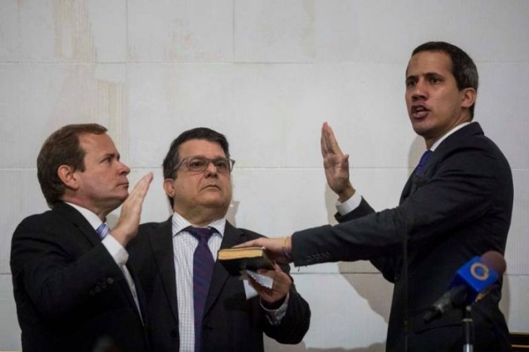 Guaidó apela a la protesta callejera ante bicefalia en el Parlamento venezolano