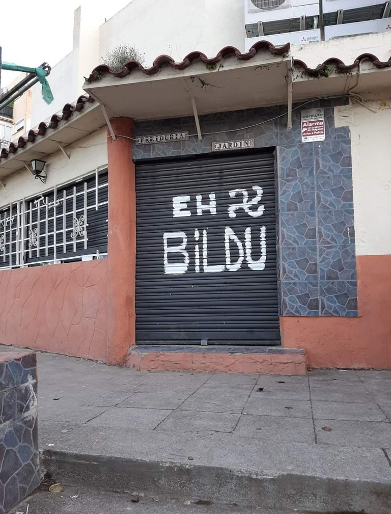 Atacan con las siglas «EH Bildu» un bar cerrado de apoderada de VOX en Barcelona