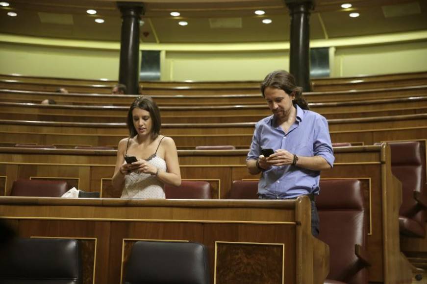 FOTOGRAFÍA. CONGRESO DE LOS DIPUTADOS (MADRID) ESPAÑA, ENERO DE 2020. Pablo Iglesias (d), e Irene Montero (i), con sus móviles en sus escaños. Efe