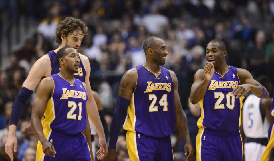 FOTOGRAFÍA. DALLAS (EE.UU.) Kobe Bryant murió este domingo, 26.01.2020. En la imagen Kobe Bryant (c), exjugador superestrella de los Lakers de Los Ángeles. Efe