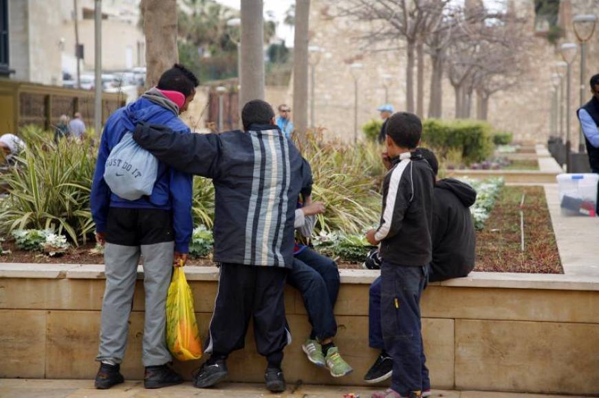 FOTOGRAFÍA. ESPAÑA. AÑO 2020. Vista de un grupo de Menores Extranjeros No Acompañados (MENAS) en una plaza en España.Efe
