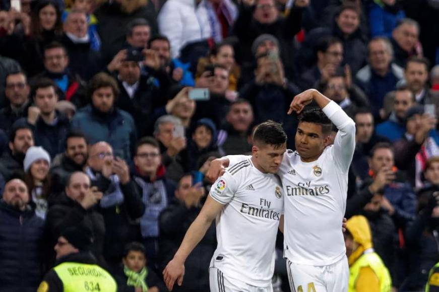 FOTOGRAFÍA. ESTADIO SANTIAGO BERNABÉU 8MADRID) ESPAÑA, 18.01.2020. El delantero serbio Luka Jovic (i) y el centrocampista brasileño Casemiro. Efe
