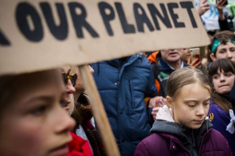 La niña Greta Thunberg continúa su lucha para limpiar la planeta