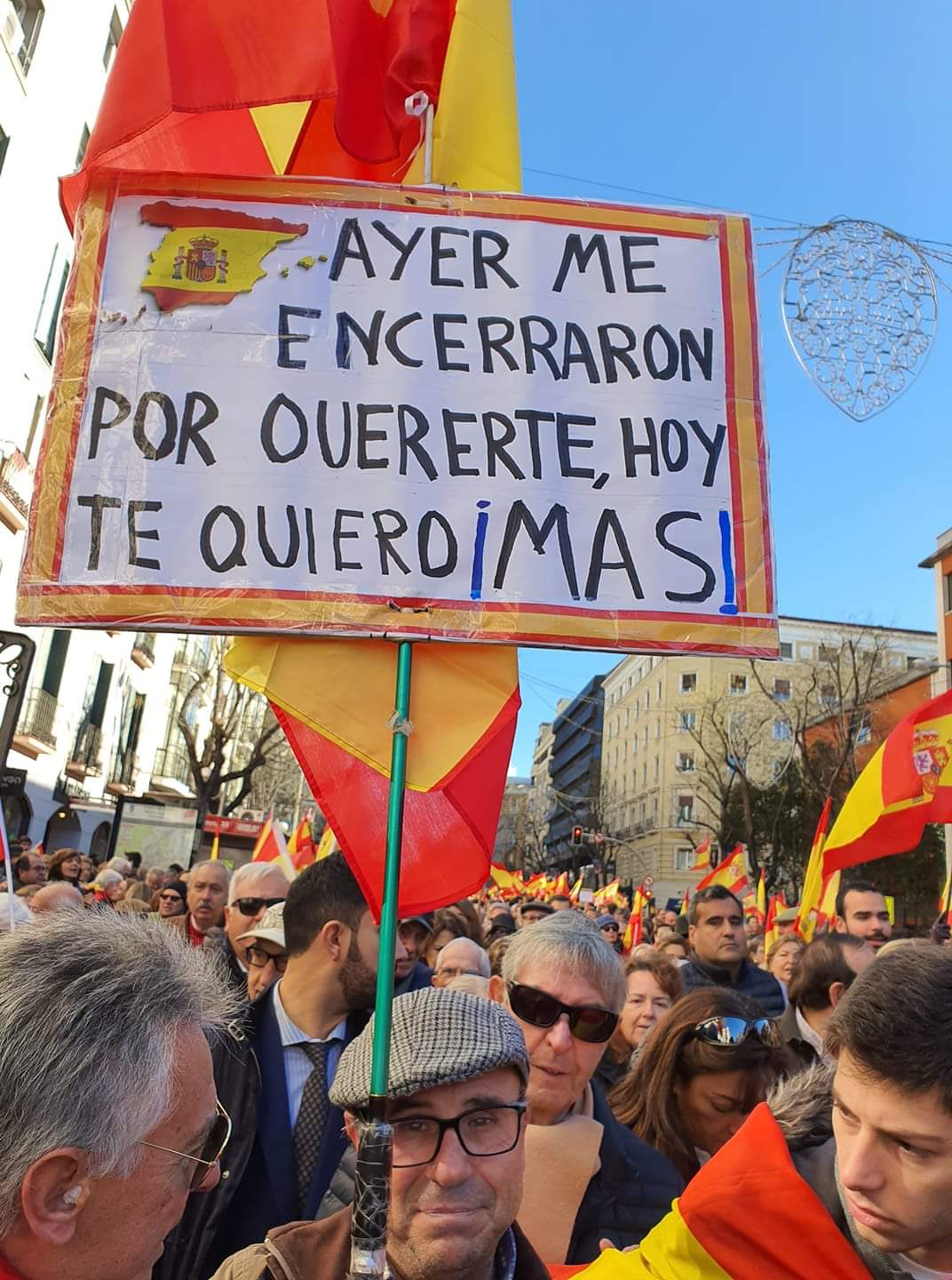 FOTOGRAFÍA. MADRID (ESPAÑA), 04.01.2020. El jubilado brutalizado y detenido en la puerta del PSOE (Madrid) por estar en la acera frente a la sede del PSOE y proferir los «vivas a España». Efe