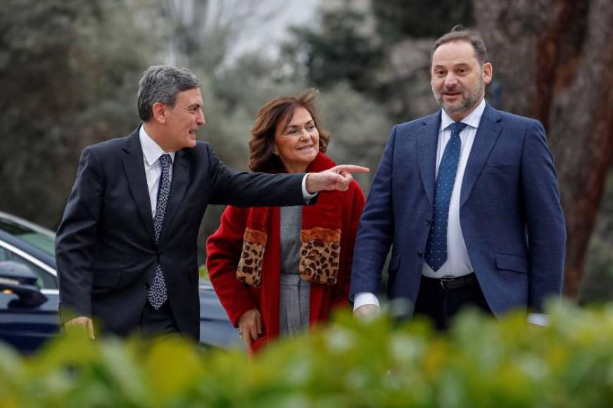 FOTOGRAFÍA. MADRID (ESPAÑA), 30.01.2020. La vicepresidenta Carmen Calvo (c), el secretario de Estado de Infraestructuras, Pedro Saura (i) y el ministro de Transportes, José Luis Ábalos (d). Efe