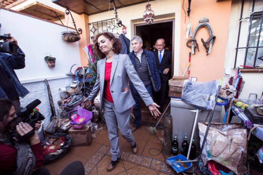 FOTOGRAFÍA. MÁLAGA (ESPAÑA), 29.01.2020. a ministra de Hacienda y portavoz del Gobierno, María Jesús Montero, tras salir de una casa afectada. Efe