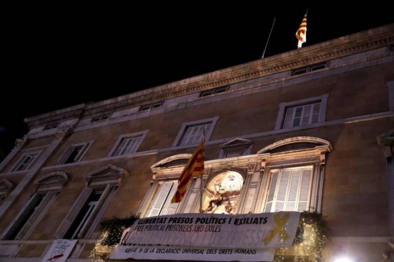La Fiscalía investiga la retirada de la bandera de España del Palacio de la Generalitat
