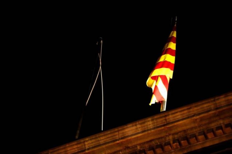 Funcionarios separatistas han arriado la bandera de España del Palacio de la Generalitat