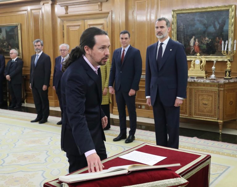 Los ministros de Pablo Iglesias y Pedro Sánchez prometen sus cargo ante el Rey